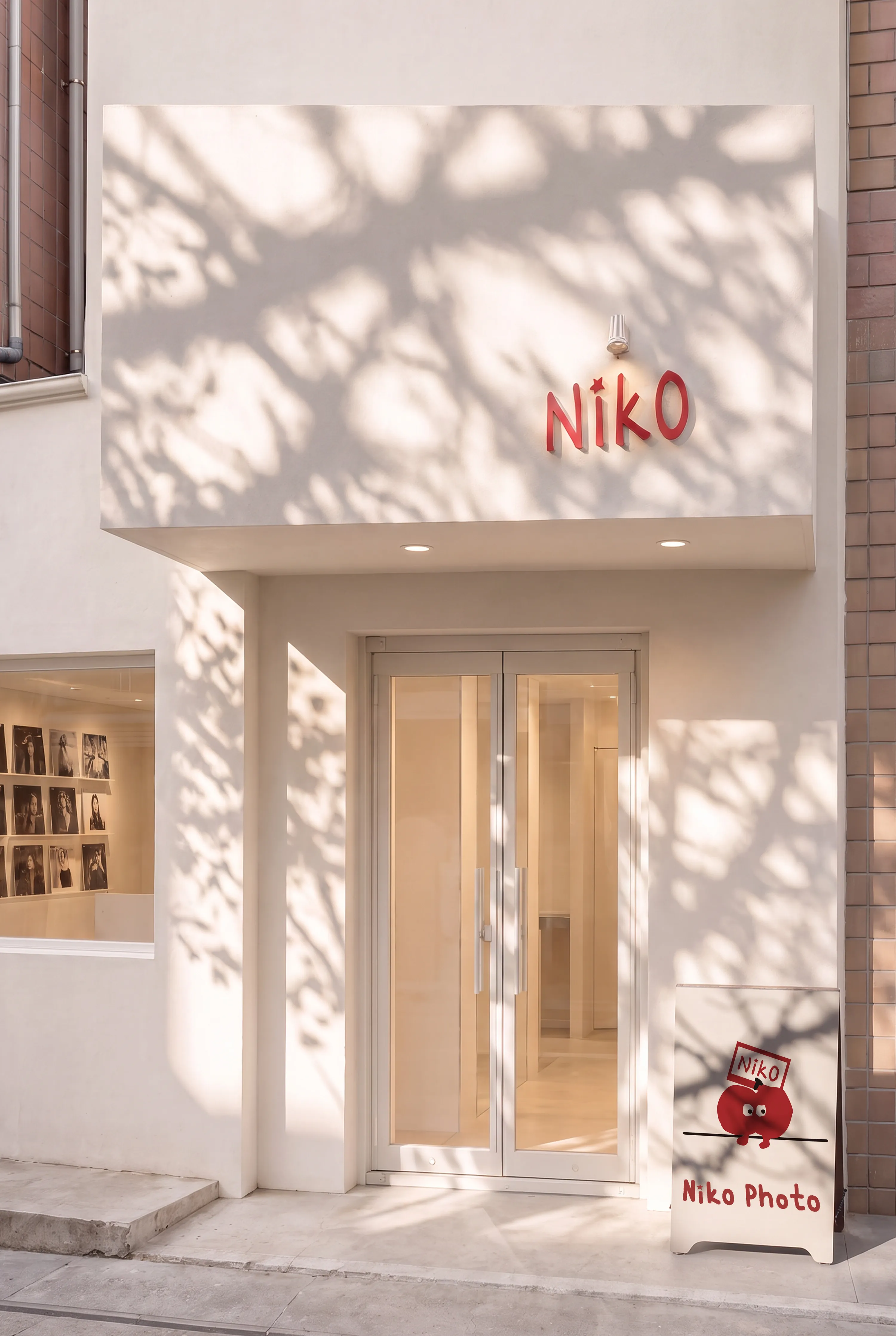 阳光照在 Niko Photo 门店入口